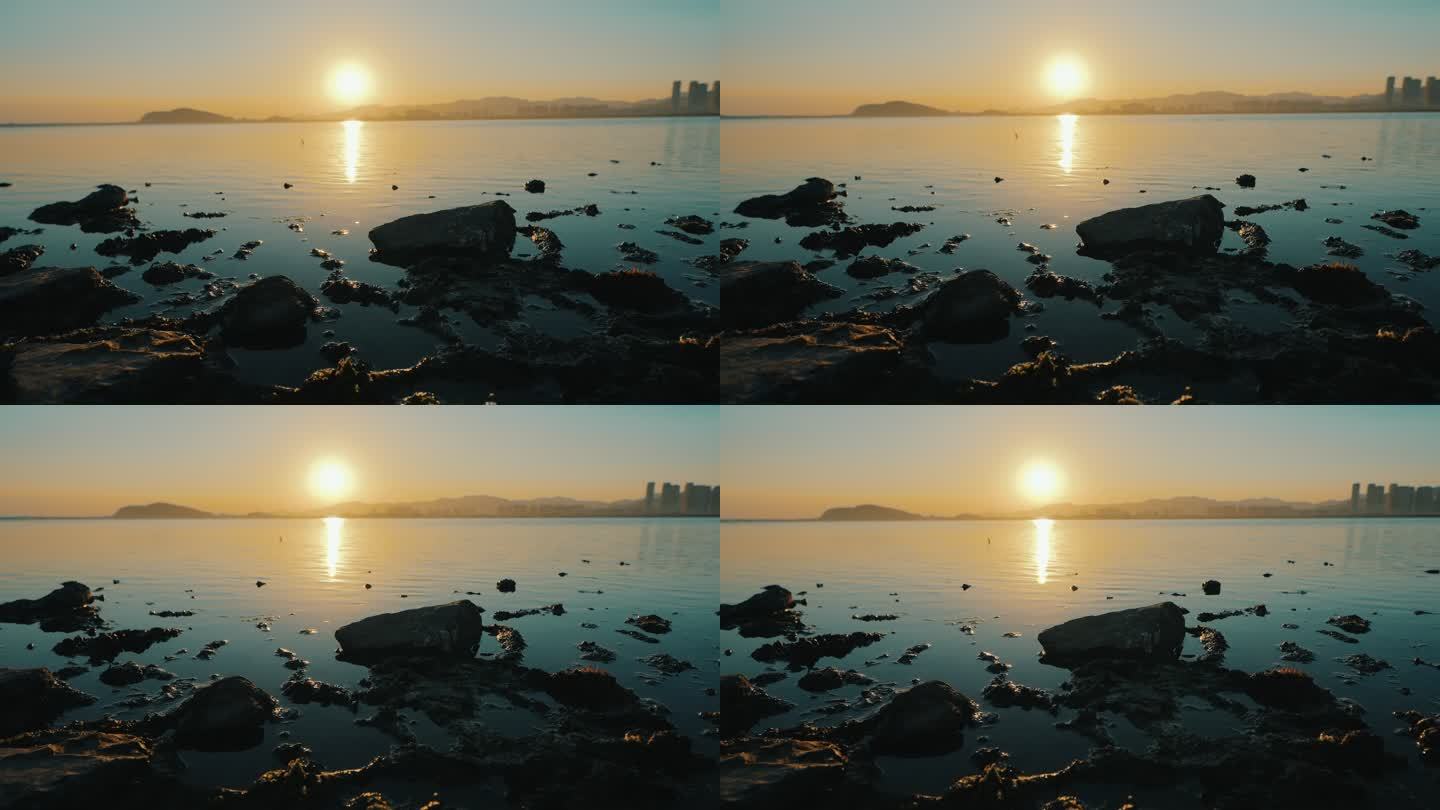 宁波北仑梅山红桥下的日落海平面