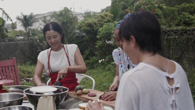 日本妇女用她们的菜园作物制作有机果汁