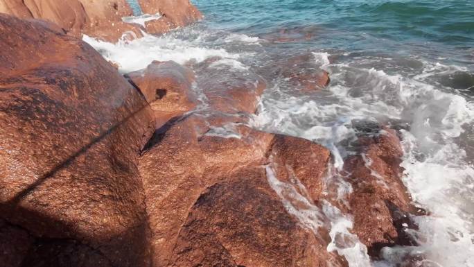 青岛东海路海滩礁石海浪