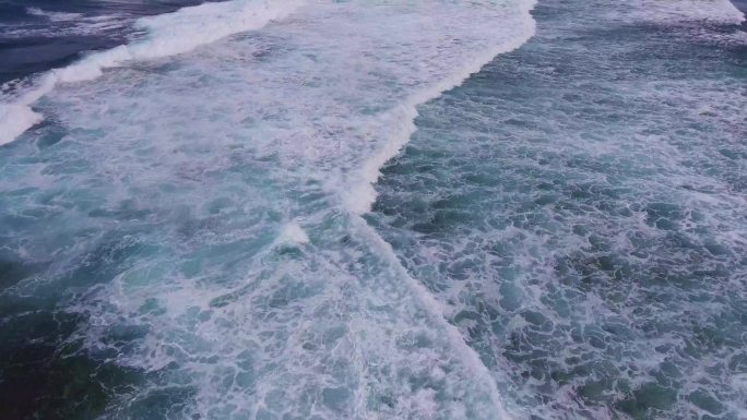 航拍波涛汹涌的海面海浪巨浪翻滚