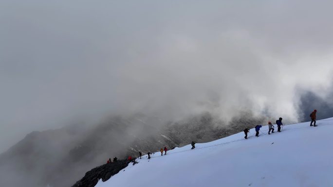 航拍攀登横断山脉乌库楚雪山的登山者