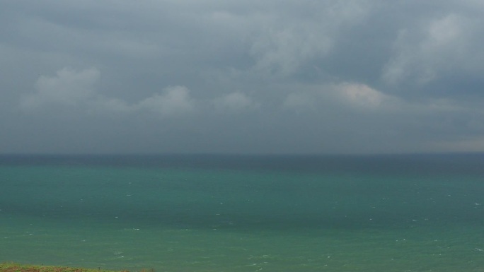 深海。地平线上乌云密布。飓风前的黑海波涛。风暴预警是对危险自然气象现象发生的预报。带泡沫帽的波浪
