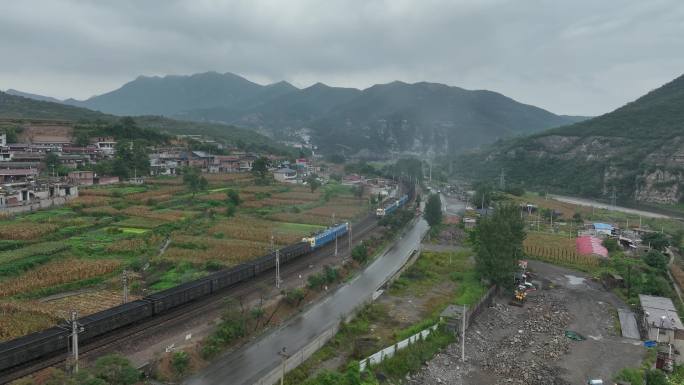 火车相会 航拍 火车。铁路