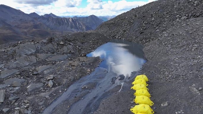 航拍攀登乌库楚雪山的登山者C1营地