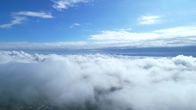 云层之上  云海穿梭  遨游天际