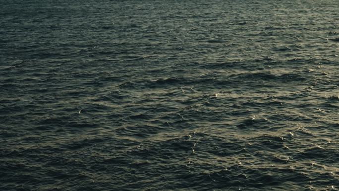 大海里孤独的船
