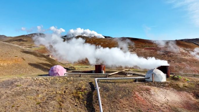 正在工作的现代地热能发电厂，坐落在冰岛风景如画的火山景观中。