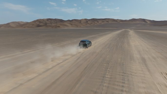 新疆吐鲁番库木塔格沙漠上越野行驶的车