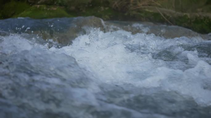 清澈山泉山水溪流流水瀑布水花飞溅