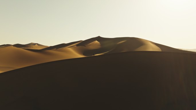 库木塔格沙漠上徒步的人爬沙山爬沙漠爬沙丘