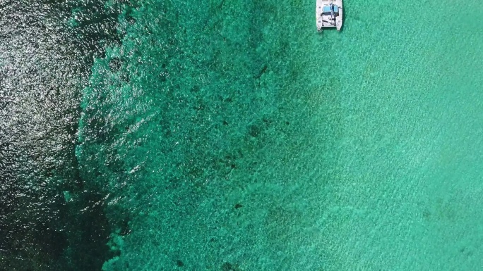 鸟瞰波光粼粼清澈见底的海面