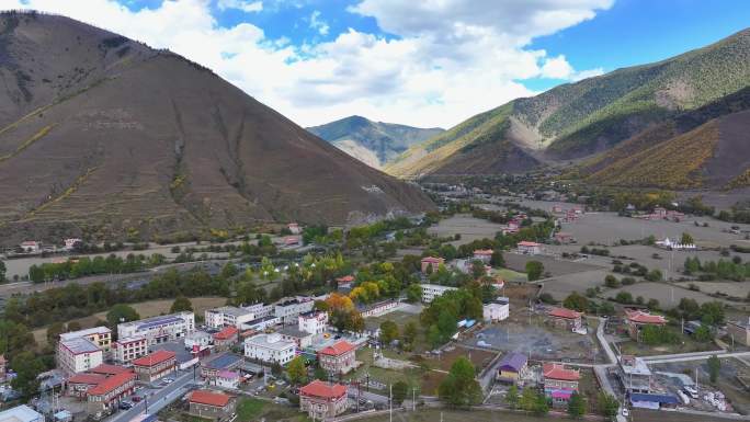 航拍川西新都桥甲根坝乡镇秋景风光