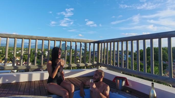 屋顶泳池情侣喝酒喝香槟惬意生活