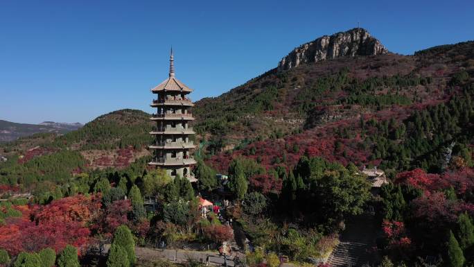 从塔的一侧飞过秋天山背景