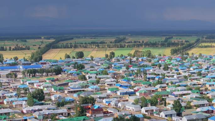 航拍新疆夏塔乡的彩色房屋
