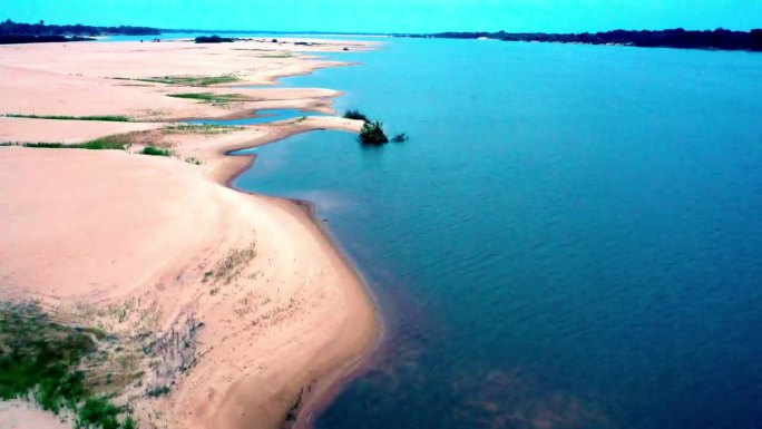 河滩上的沙洲和蓝色的海水。巴西的亚马逊河流域。空中