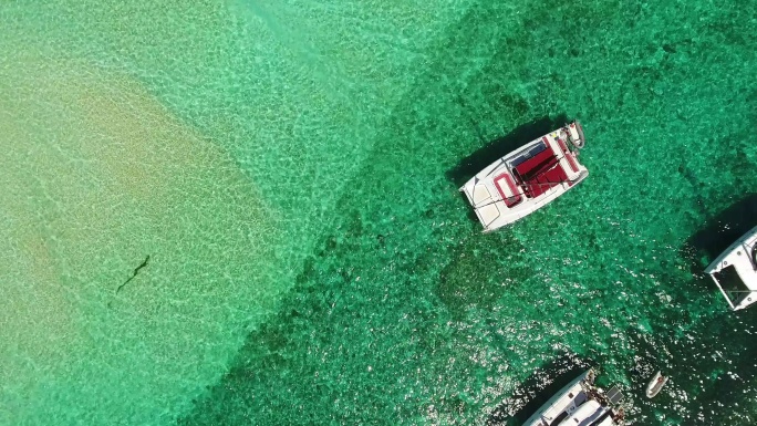 蓝海翠海碧海海面游艇