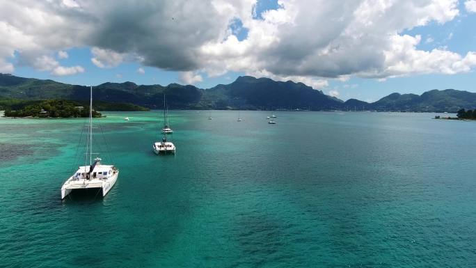 航拍美丽的大海海面海岸线