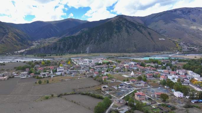 航拍川西新都桥甲根坝乡镇秋景风光