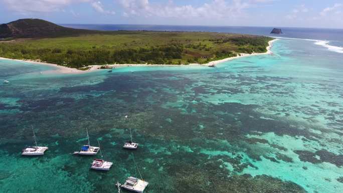 清澈见底的大海海水海岛风光