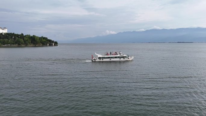 洱海湖面游轮游船航拍