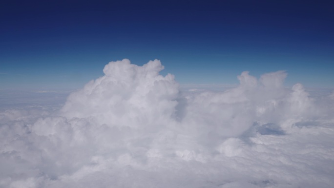 飞机高空中飞行