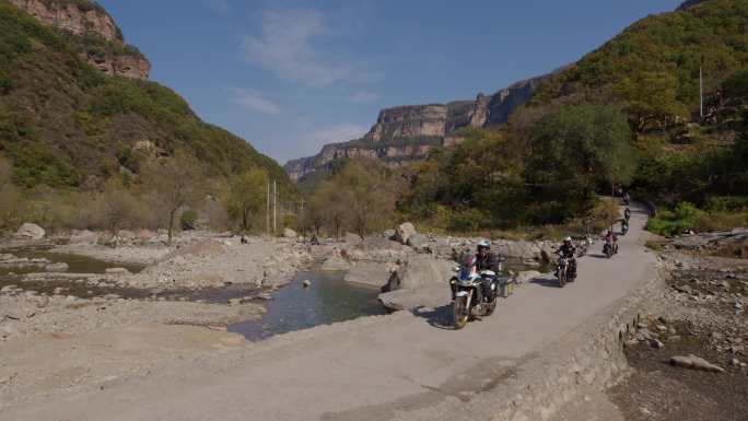 6K摩旅车队开过太行山峡谷