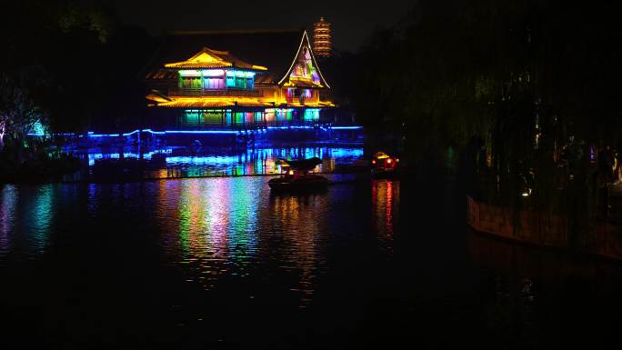 湖北襄阳旅游地标唐城影视城夜晚游船泛舟