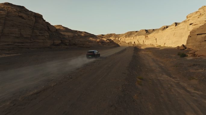 在哈密大海道雅丹风蚀地貌行驶越野的汽车