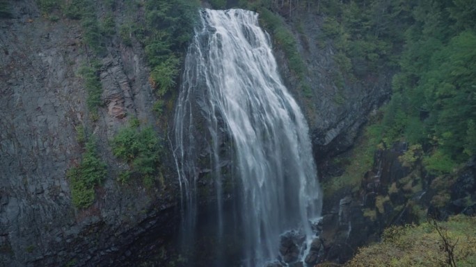 神奇的瀑布，美丽的瀑布在雷尼尔山国家公园，华盛顿，美国的慢动作