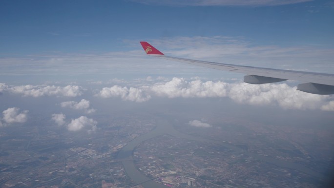 飞机高空中飞行