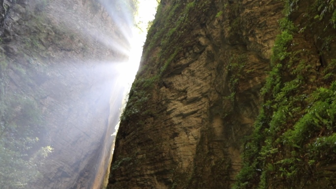 鹤屏山峰丁达尔效应