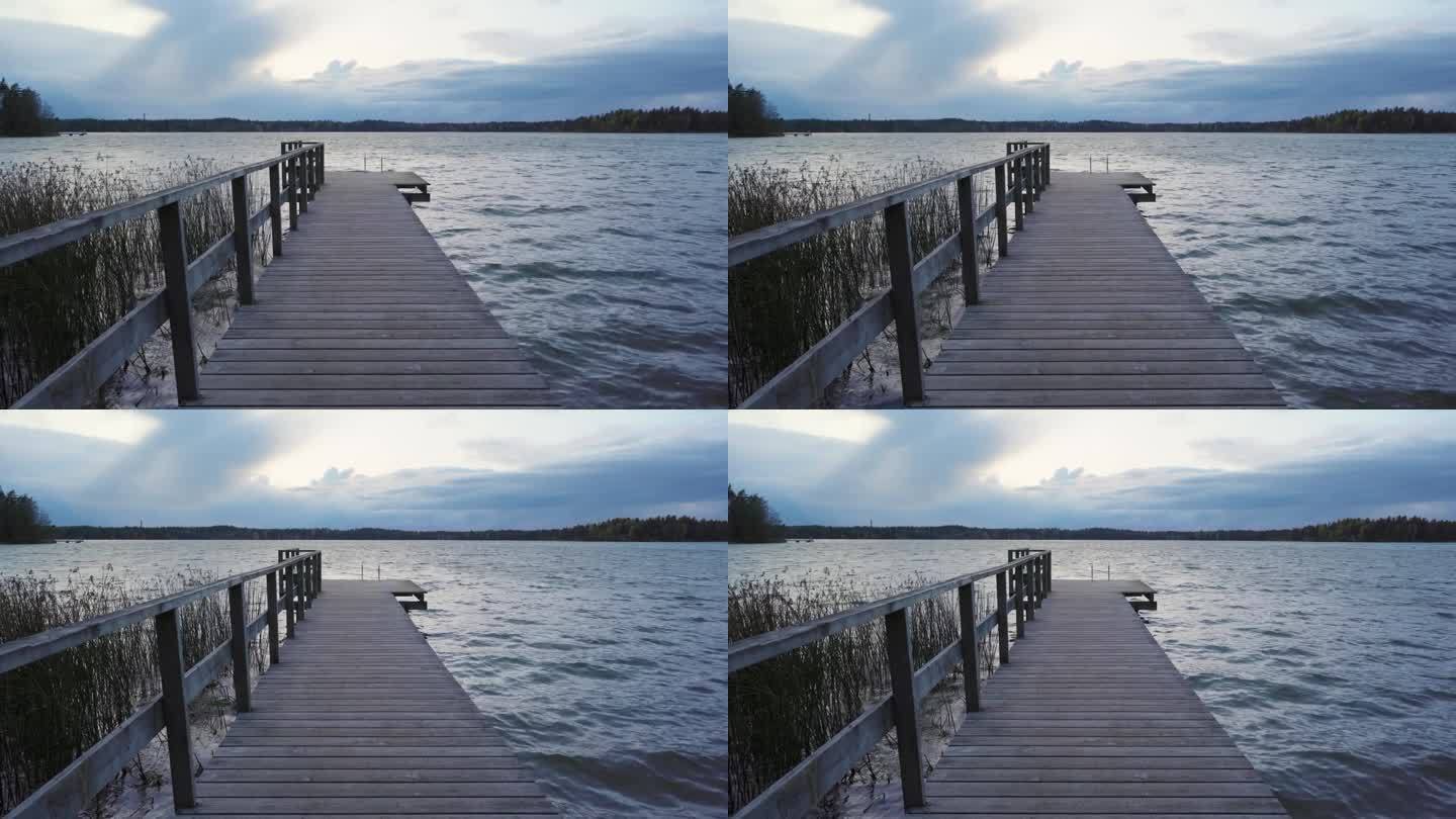 一个刮风的秋夜，湖边空荡荡的木码头