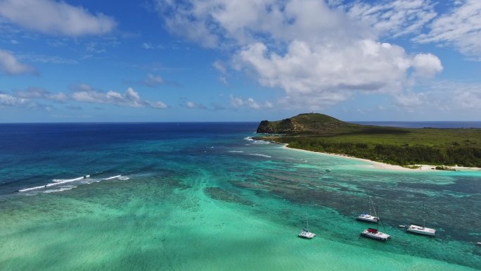 航拍唯美碧海蓝天大海海岛全景