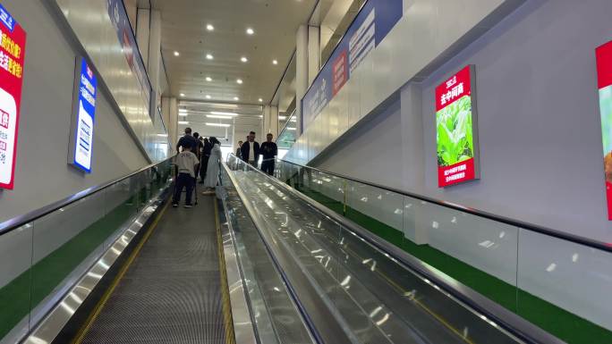 商场超市卖场自动扶梯顾客实拍