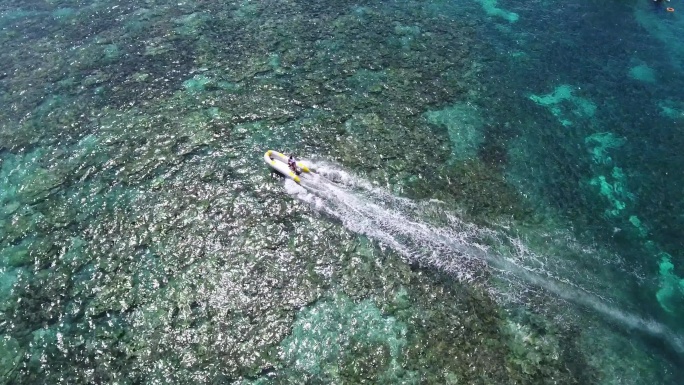 鸟瞰皮划艇快艇急速驶过海面