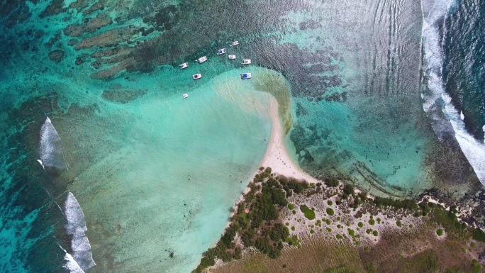 鸟瞰唯美的海岛大海