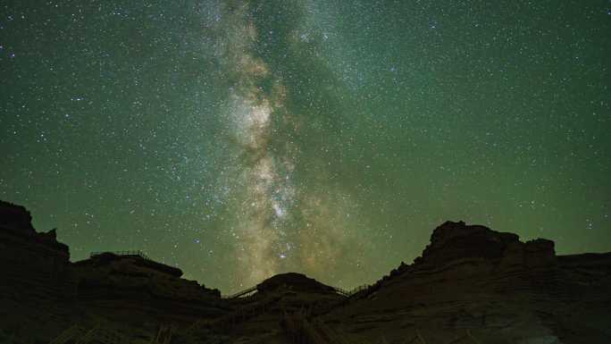 新疆哈密大海道壮丽的雅丹风蚀地貌星空延时