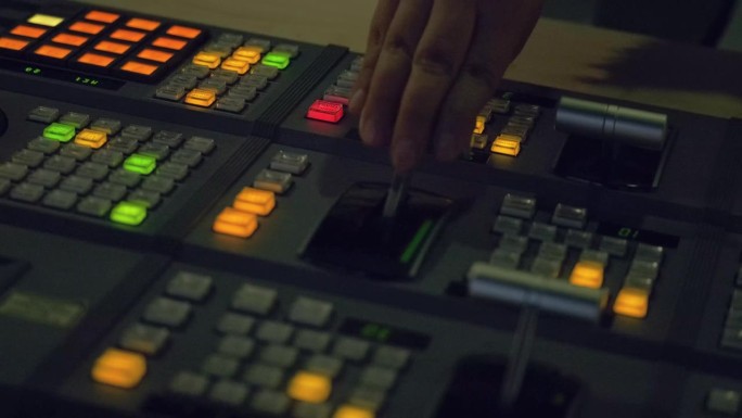 [Z03]在电视演播室与控制台一起工作的制片人