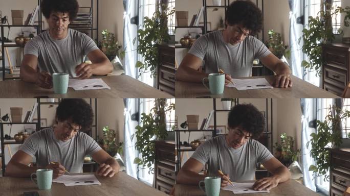 一个男人坐在桌边，一边喝着咖啡，一边读着合同