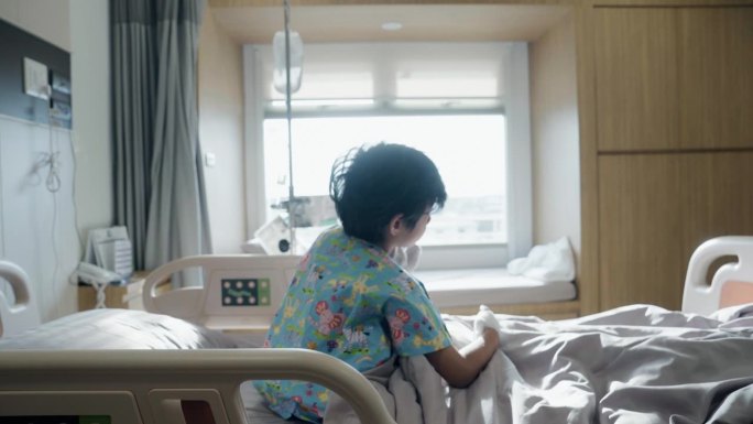 小病人独自坐在病床上，因为他得了流感。