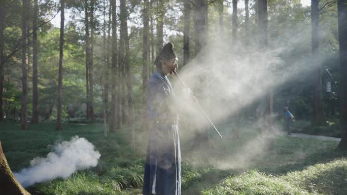 古代古装古人在森林中吹洞箫