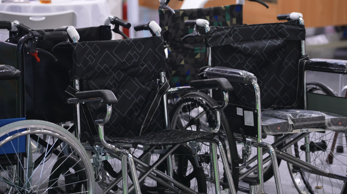 4K大健康产业博览会残疾人轮椅空镜