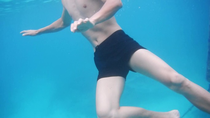 水下实拍男子溺水时脚舞手舞