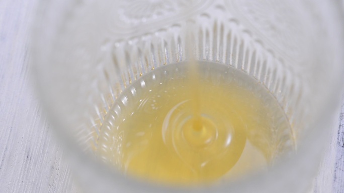 蜂蜜 倒入透明水杯 升格 缓慢流入