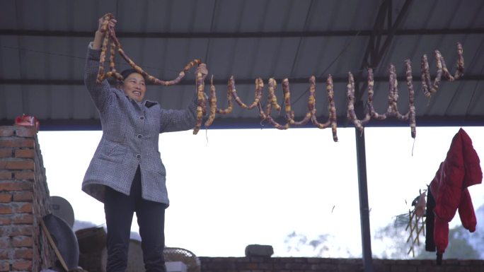 农村冬季过年晾晒香肠 手工制作香肠