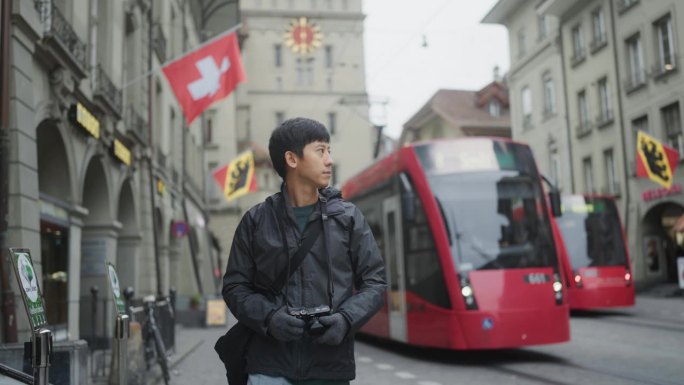 游览瑞士老城区的亚洲游客。