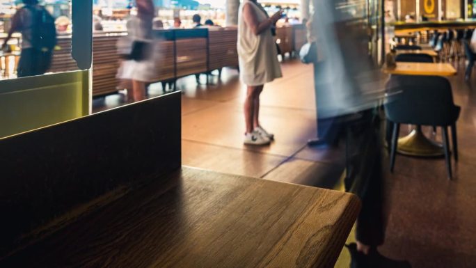 在悉尼拥挤的人群和游客中，在咖啡馆、咖啡店或餐厅的吧台喝啤酒的4K镜头