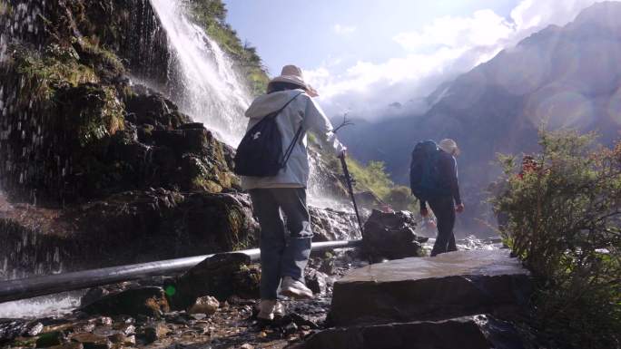 徒步登山旅行 风景 瀑布 背包旅行 旅客