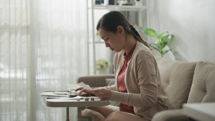 亚洲女性在家管理预算